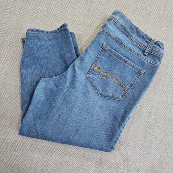 Faded Glory Jeans Women's size 16 (36x22) Blue Medium Wash Mid Rise Cropped - Picture 8 of 16